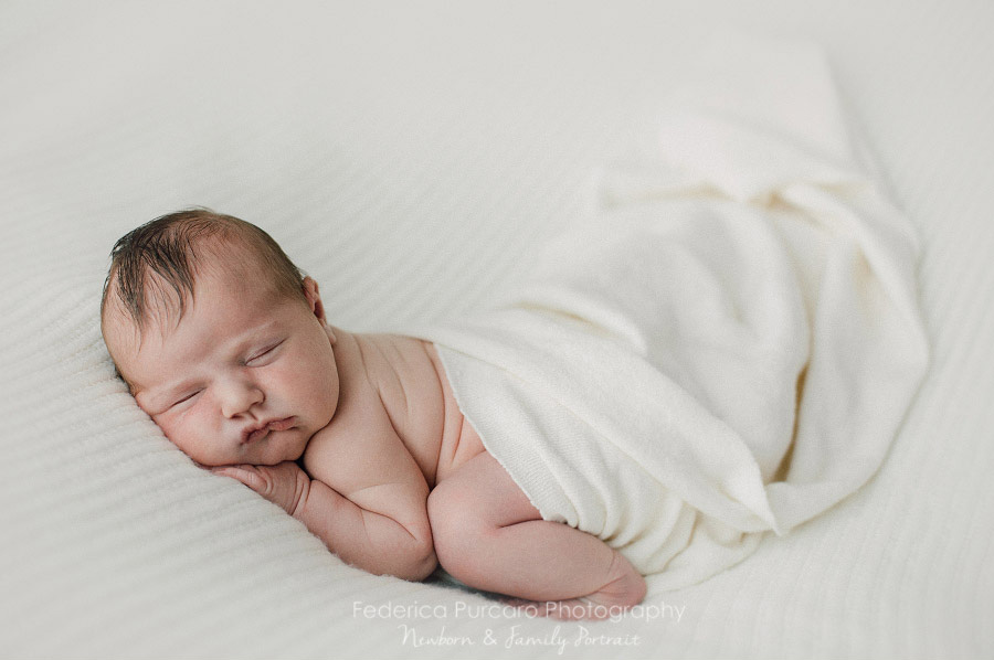 Immagini Stock - Bellissimo Neonato Con Bolle Di Sapone Per Bambini In Posa  Fotografo Per Un Quadro Fotografico Fantastico Composto Da Neonato In Bolle  Di Sapone Per Bambini E Viso Con Espressione